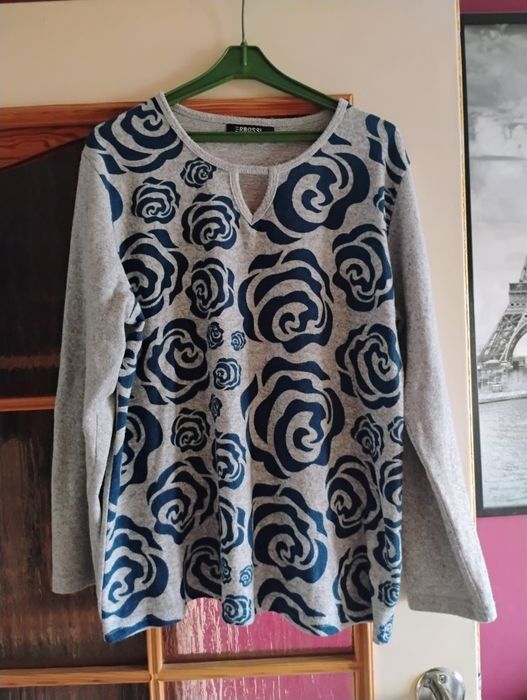 Sweter damski z różami NOWY