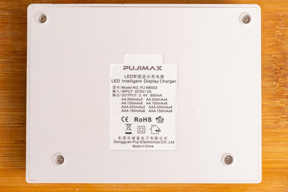 Carregador para 8 pilhas NI/MH e NI/CD