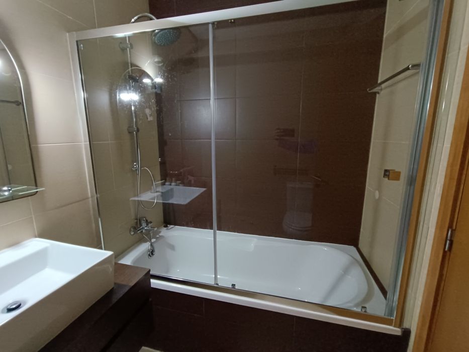 Frontal casa de banho com banheira