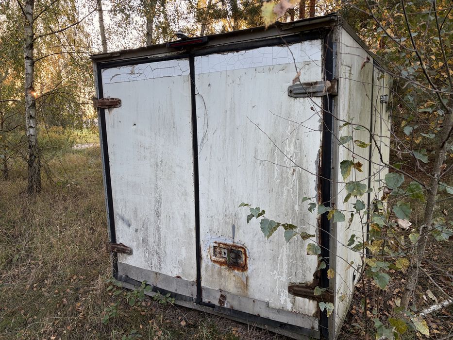 Zabudowa kontenerowa z samochodu dostawczego – kontener, drzwi dwuskrzydłowe
