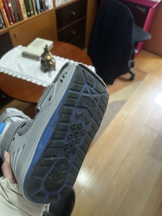 Duas botas ortopédicas64173131209218122
