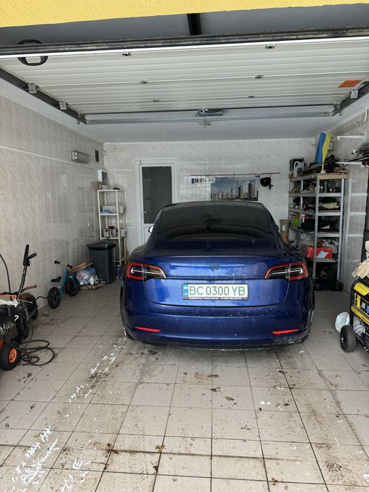 Продам власну машину Tesla Model 3