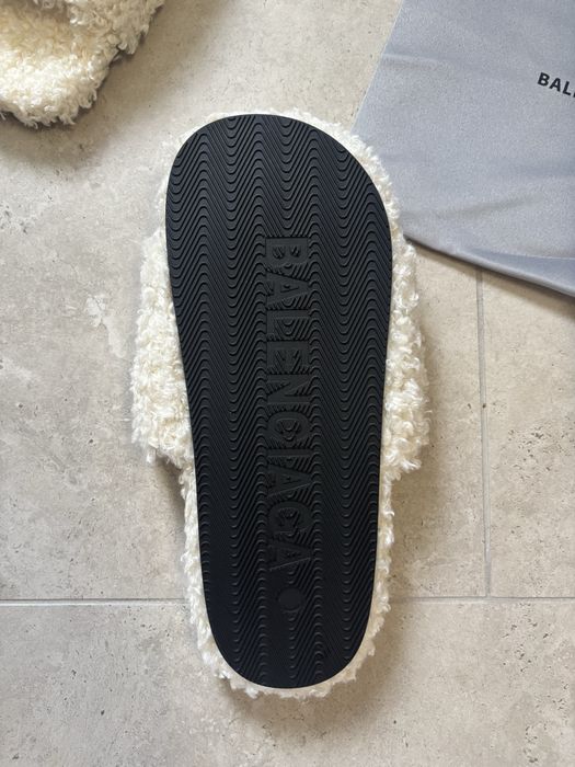 (42-44)Balenciaga fur slides kapcie klapki białe