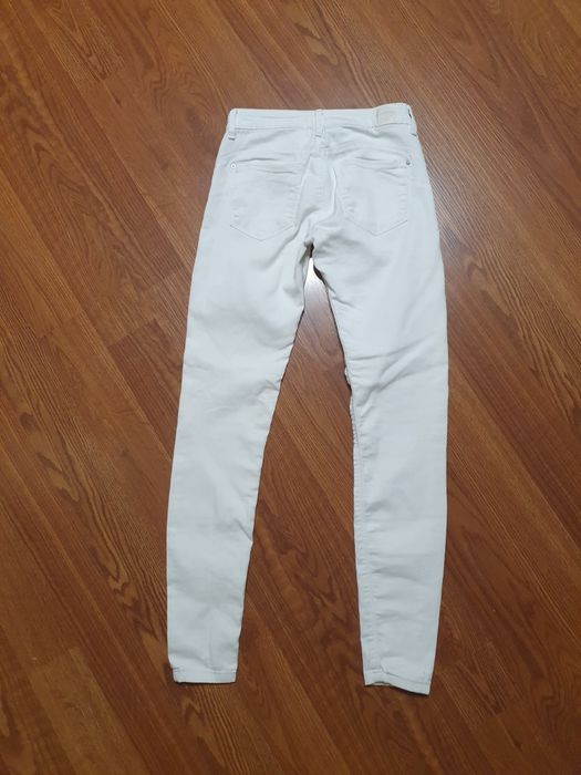 Білі джинси Bershka (EUR 36) Push up