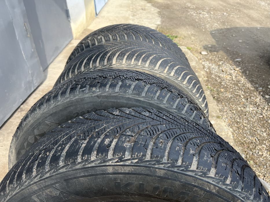 Всесезонні шини 215/70 R16 100H марки Kumho