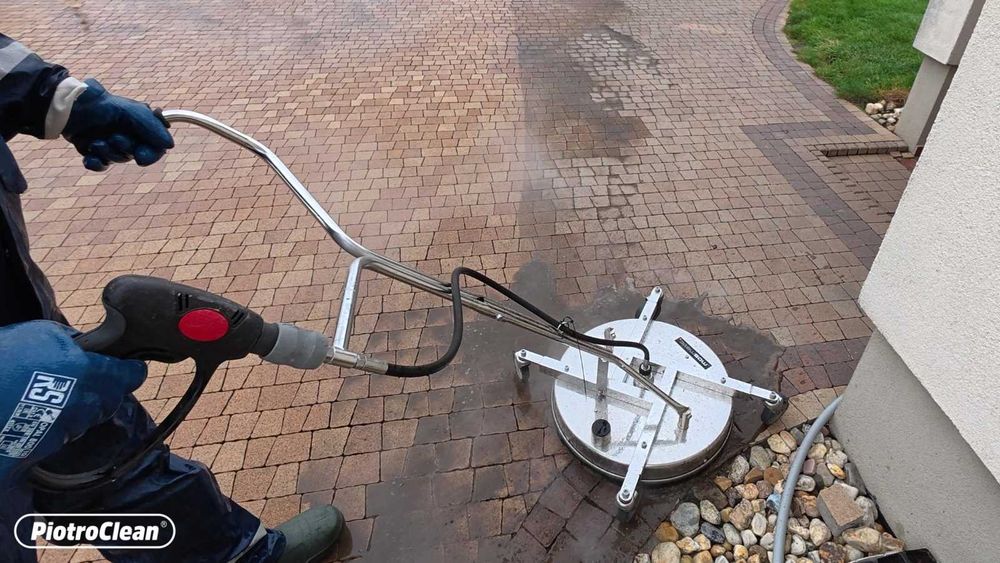 Usługi mycia ciśnieniowego: bruk, elewacja, dach. Mycie paneli PV.