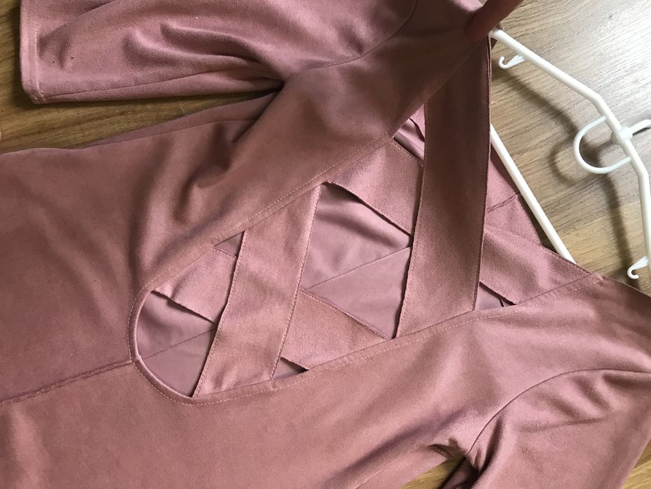 Плаття з гарною спинкою