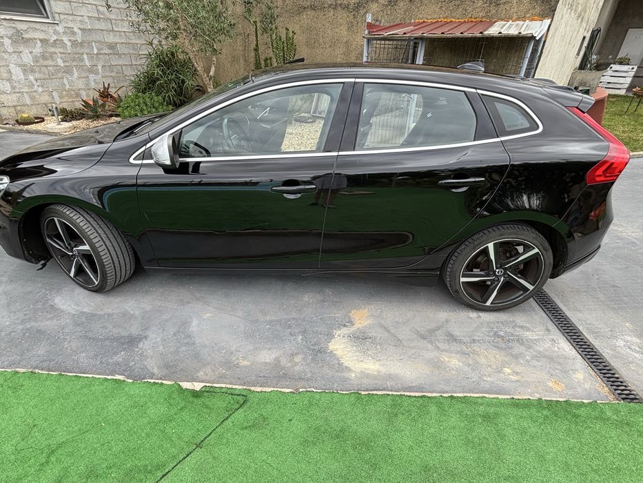 VOLVO V40 R Design