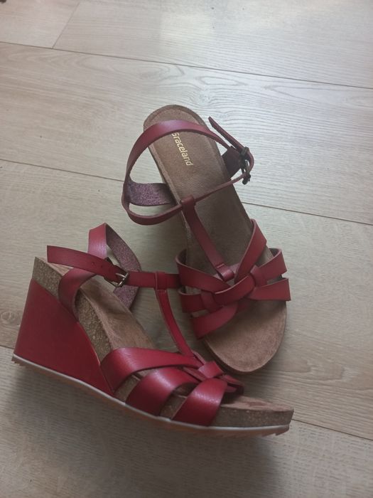 Sandały na koturnie 37