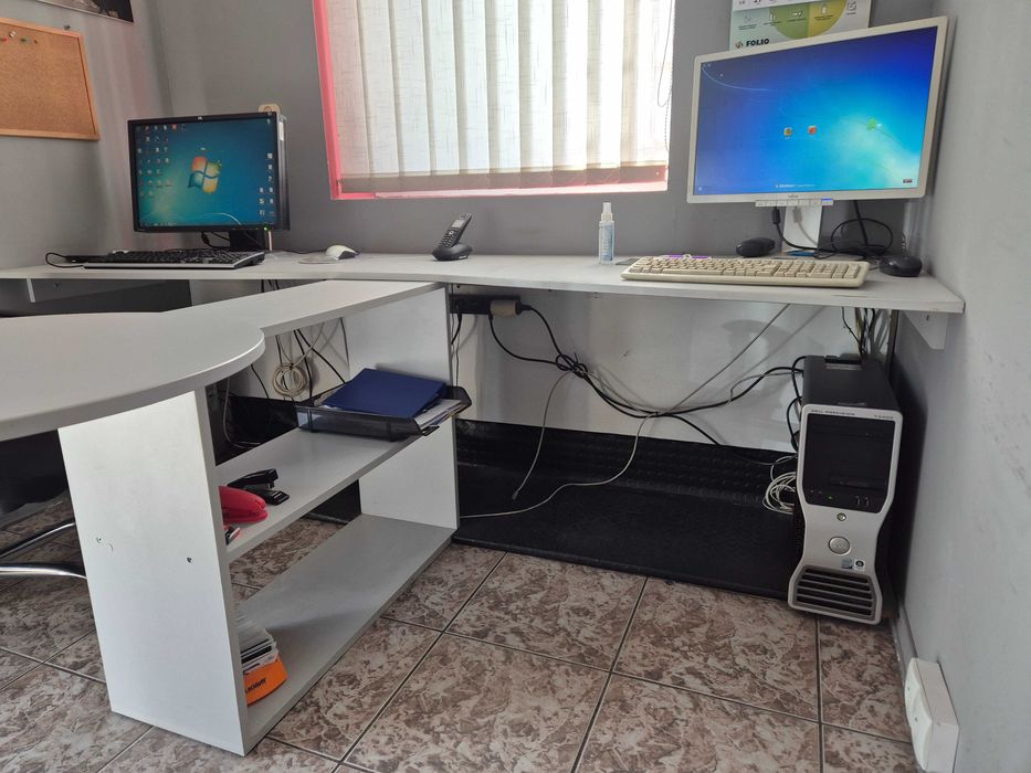 Biurko z półką i stołem