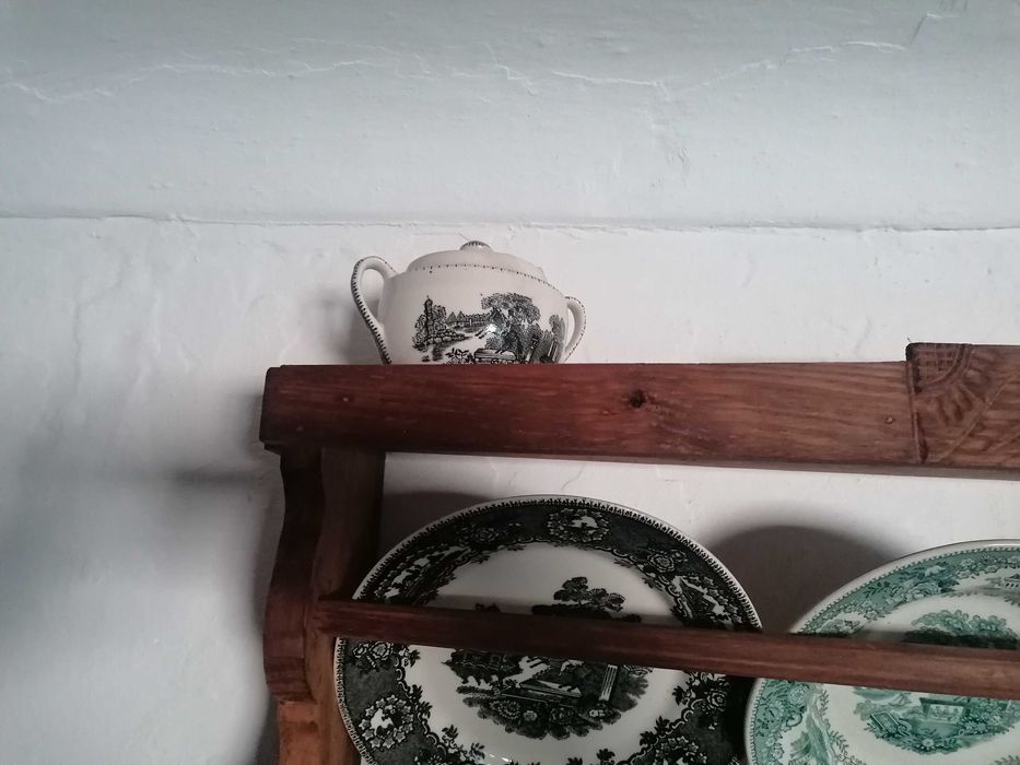 Conjunto escaparate/estanheira/estante e loiça "cavalinho"/"Estátua"