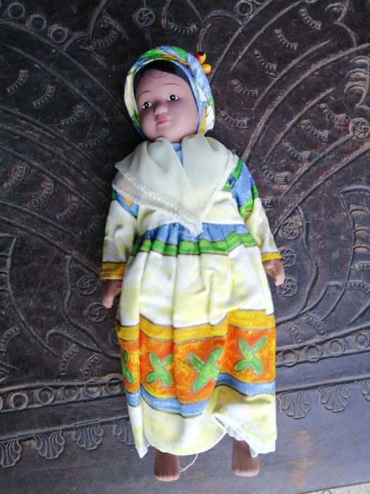 boneca toda em porcelana , traje martinica