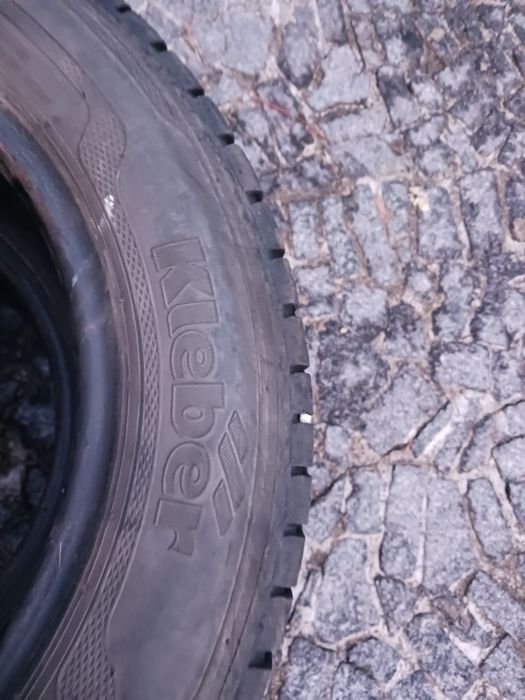 Vendo pneus semi-novos 215/60/16 C Kleber