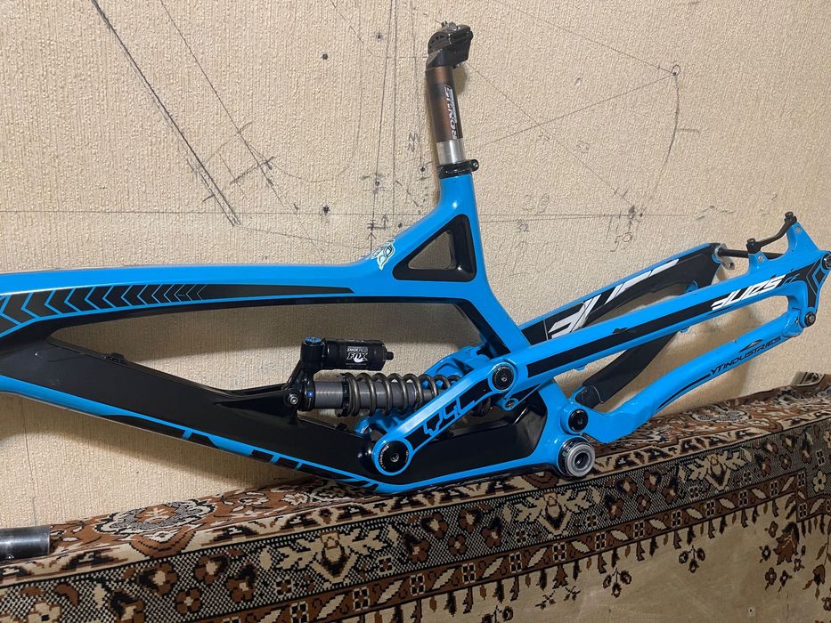 Рама YT industries карбонова розмір М 27.5