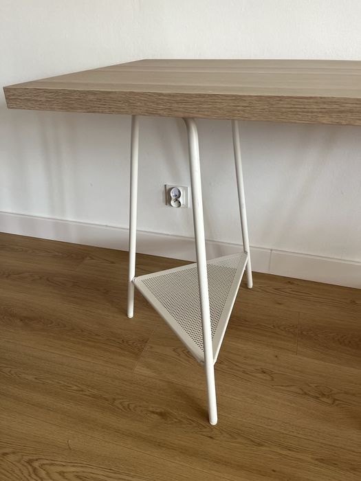 Biurko IKEA TILLSLAG/LAGKAPTEN w stylu skandynawskim
