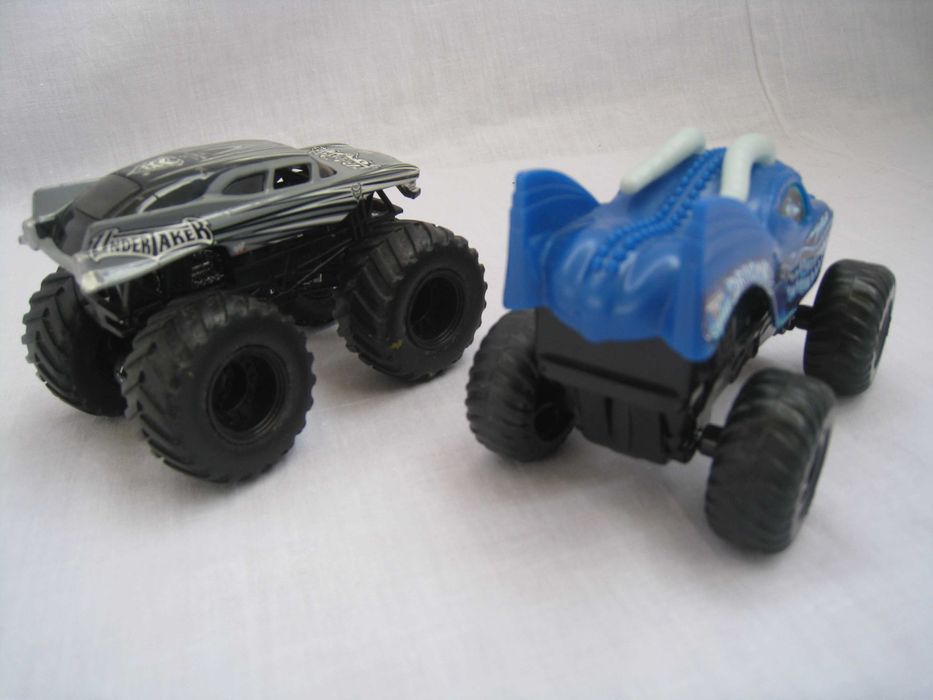 2 carros em miniatura (rodas grandes)