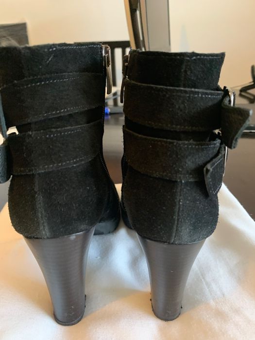 Botins pretos, camurça. Bom estado.