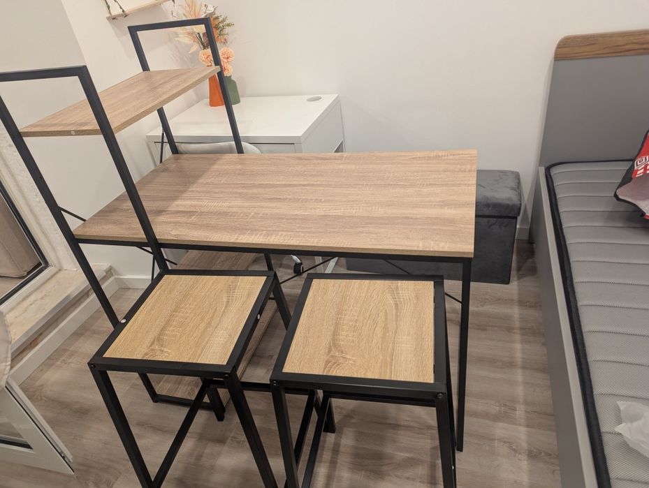 Móvel moderno completo com bancos.