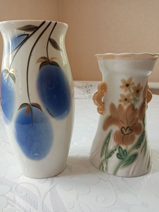 Вазы, кружки, графин.