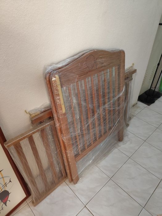 Cama para bebé em madeira