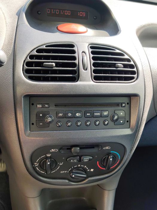 Peugeot 206 1.1 / Gasolina / Ano 2001 / 5 portas