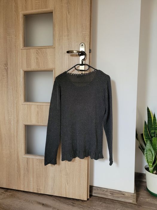 Sweterek ze złotą nitką