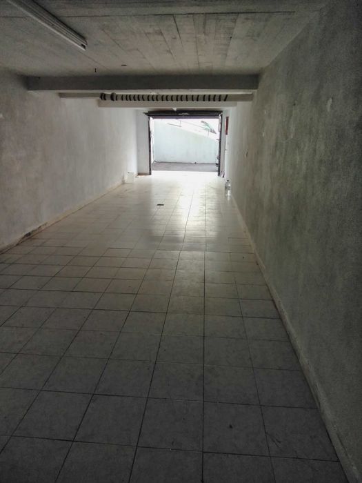Aluga-se garagem/armazém