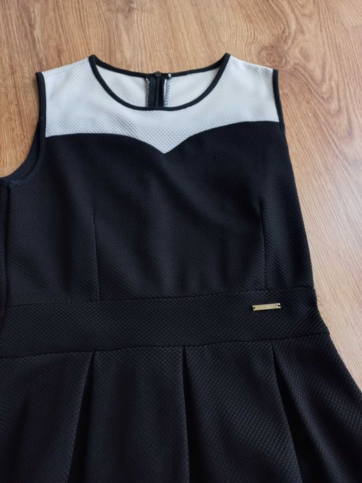 Sukienka czarna z białymi wstawkami elegancka 158
