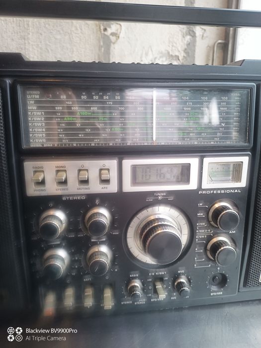 Rádio Satélite Grundig 2400 está num estádio inacreditável além de ter umas pequeninas coisinhas está mesmo maravilhoso