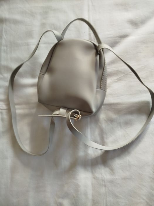 Mochila de cor cinza