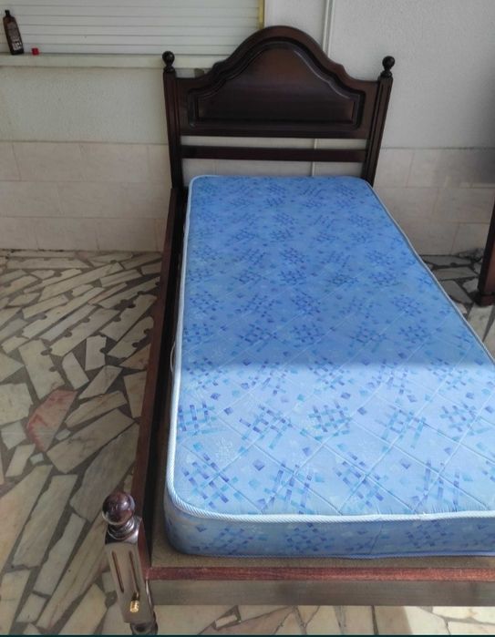 Cama de solteiro 80€ e colchão azul 50€