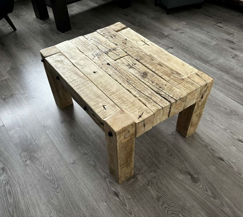 Stolik kawowy ze starego drewna / stare belki