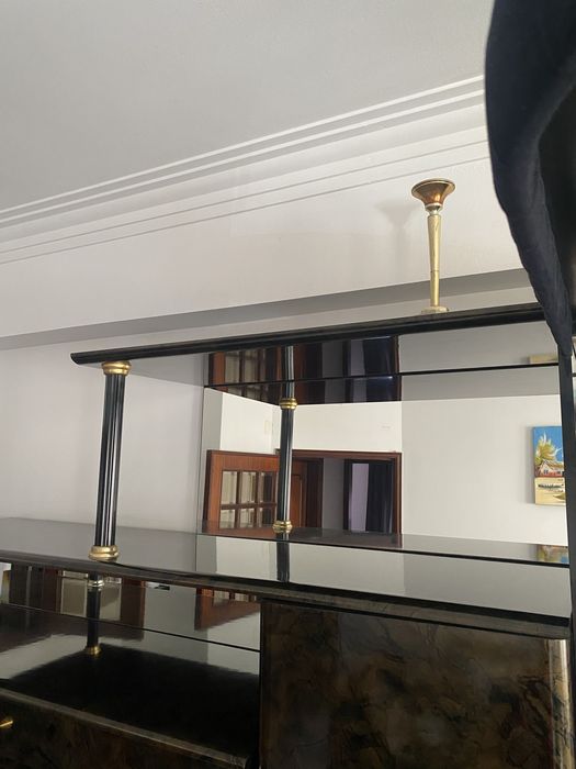 Móvel com bar e 2 bancos