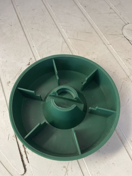 Кормушки та поїлки для тварин