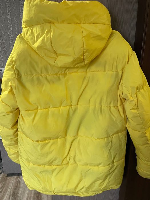 Зимова жіноча куртка. Жіночий пуховик. Жовтого кольору. Розмір L.