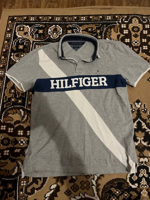Tommy Hilfiger (серое, с диагональной полосой)