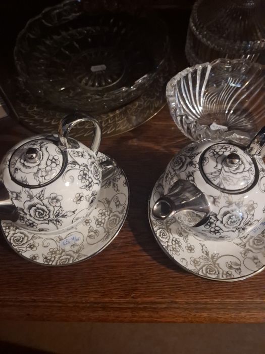 Porcelanowy dzbanek z filiżanką do herbaty