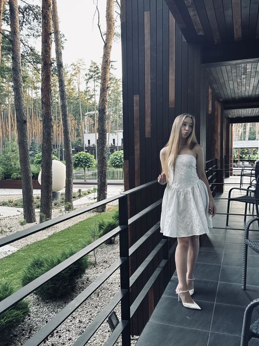 Біла сукня у продажі