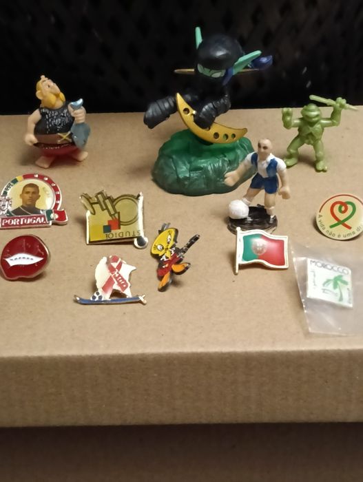 Lote de colecionaveis,pins, bonecos..