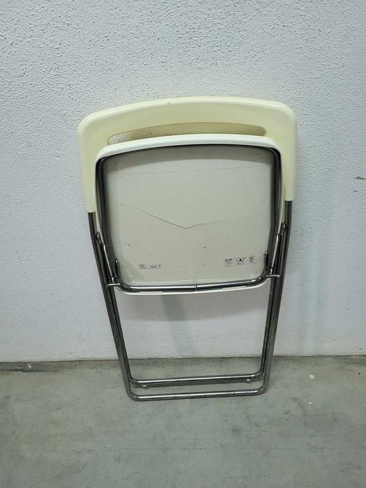 Cadeira de Plástico e Metal