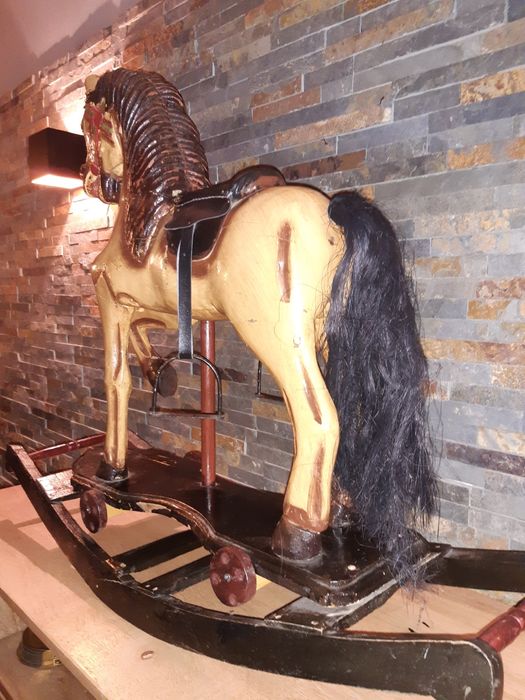 Stary drewniany koń na biegunach.