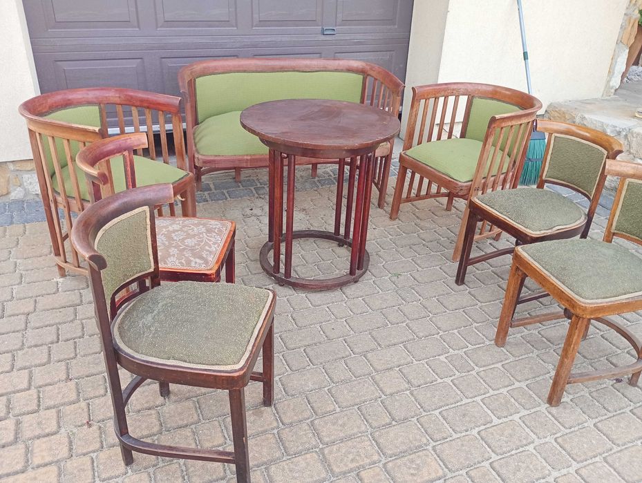 Thonet. Komplet mebli goiętych. Sofa, dwa fotele, 4 krzesła, stolik. Sygnatury.
