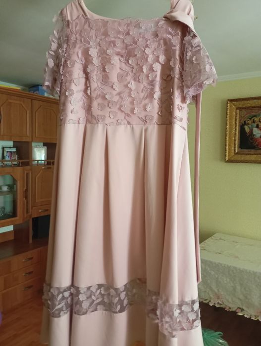 Плаття з широким поясом