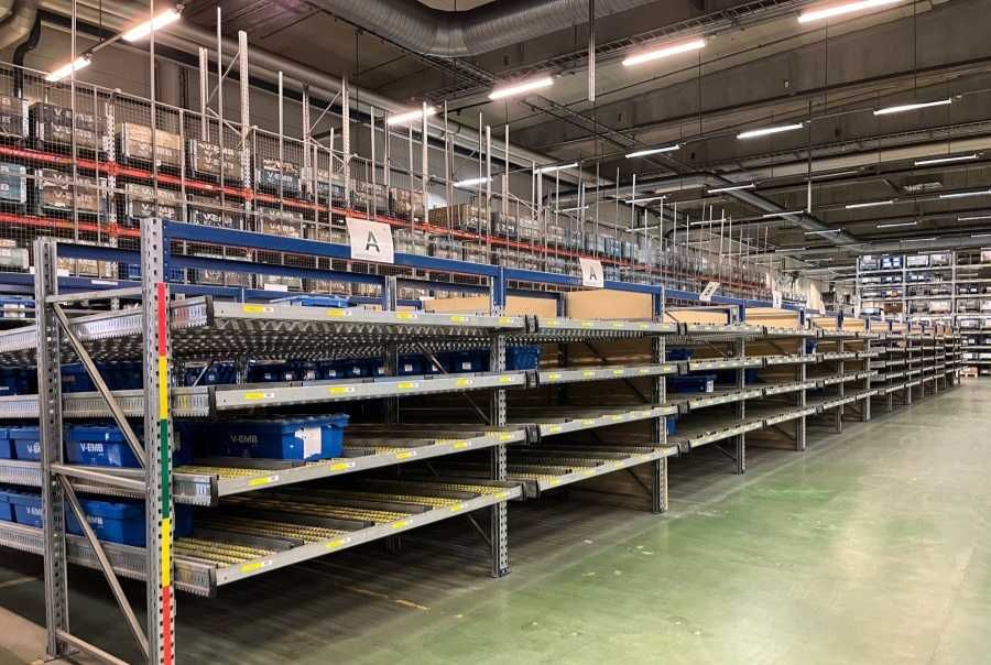 Regały rolkowe na pojemniki około 35m na 4.5m Faktura vat cena brutto