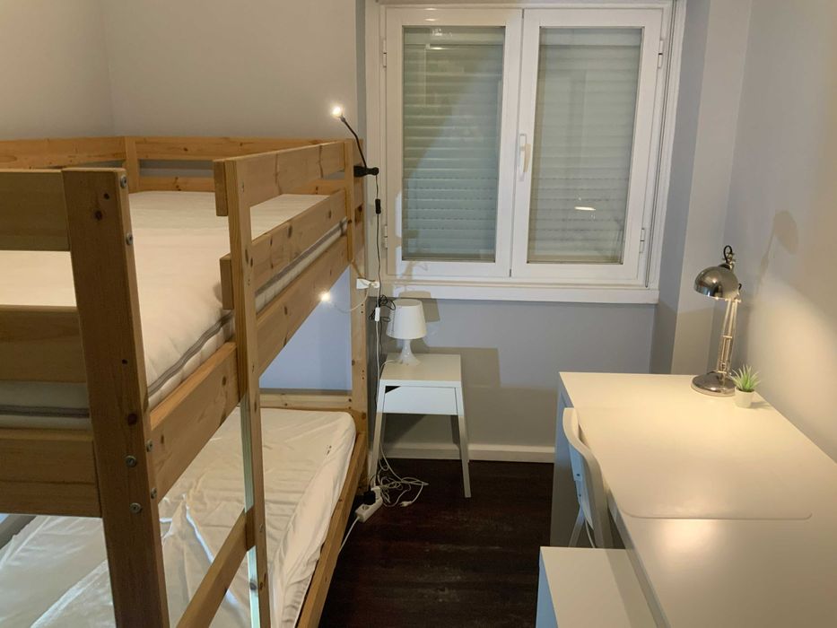 Beliche de Madeira e Secretária de Plástico IKEA