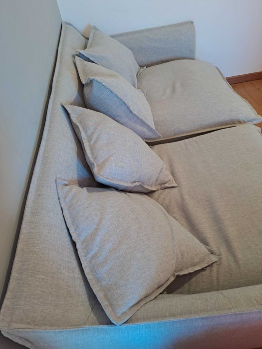 Sofá cinzento de 4 lugares