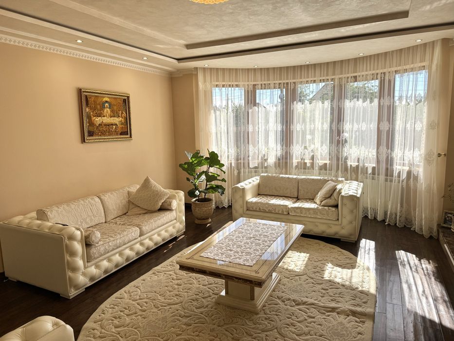 Сучасний будинок з закритим басейном