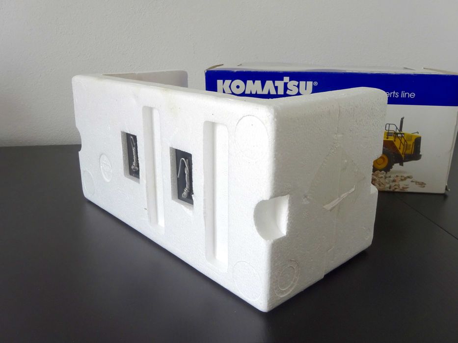 1:50 Universal Hobbies Komatsu WA600 Carregadora