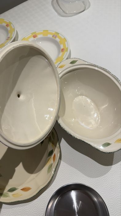 Conjunto de Pratos, talheres, tacho e pucara