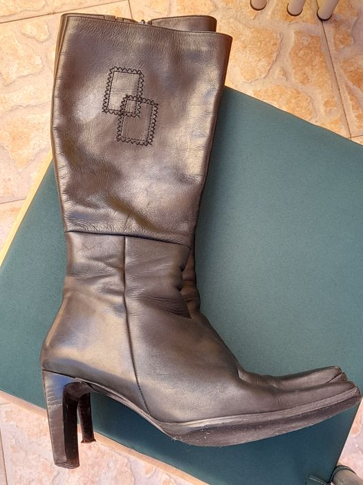 Botas em pele, cano alto, tam 38